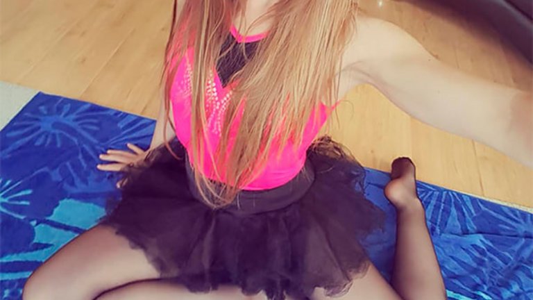 През 2011-а решава да се издържа с интимни видеа, като се снима с уеб камерата. Печели по 70 цента на минута, докато пуска видеа на живо гола от стаята си.