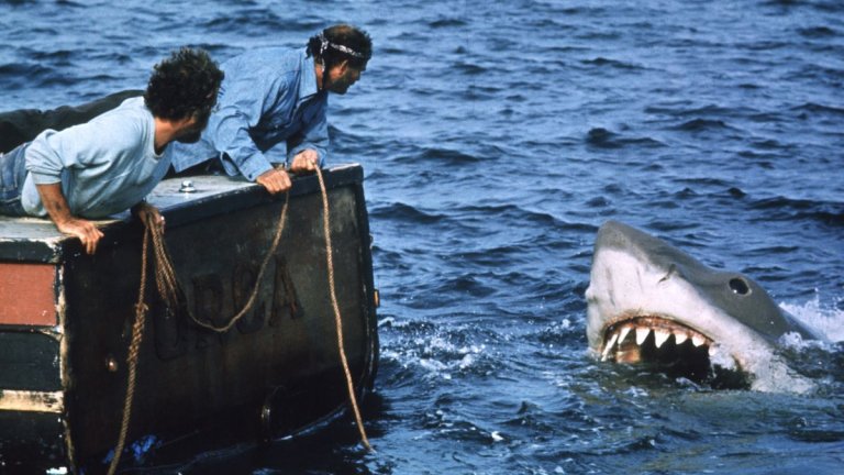 4. Jaws / "Челюсти" - Стивън Спилбърг (1975 г.) 
Добрият филм на ужасите може да даде на публиката няколко наистина добри стряскания и дори да ги накара след това да спят на запалена лампа. Но малцина са променили толкова фундаментално човешкото поведение, както го направи „Челюстите“, принуждавайки милиони да се отдръпнат от водата и създавайки дълбок страх към акулите. Акулата във филма на Спилбърг не е просто животно, тя е праисторическа брутална сила, властелин на океаните, който може да отнеме живота ти във всеки един момент.