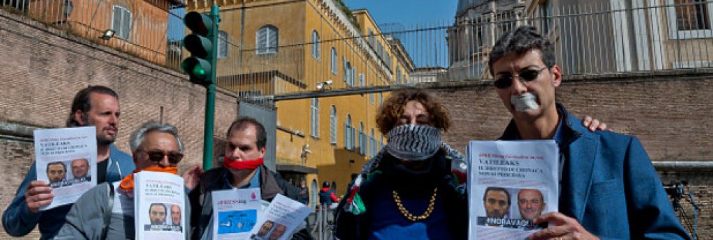 Протест на журналисти пред стените на Ватикана в защита на свободата на словото.