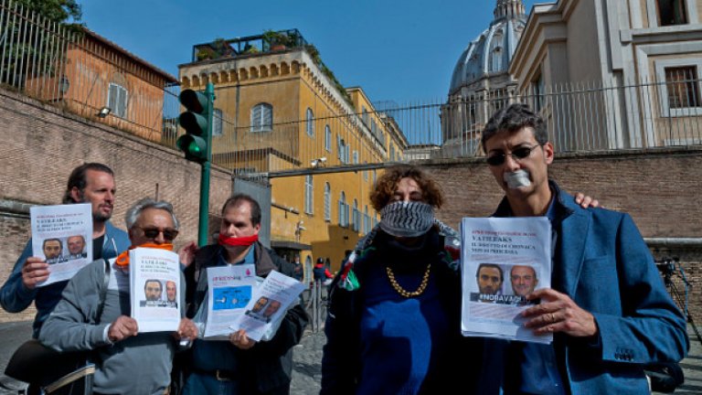 Протест на журналисти пред стените на Ватикана в защита на свободата на словото.