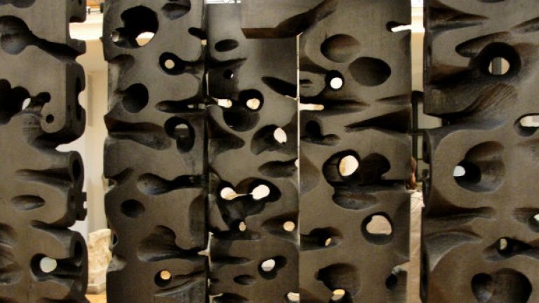 "Изгубени във времето" на Георги Великов. Творбата е част от предишната изложба на Група 9 - "Словото на изкуството, изкуството на словото"