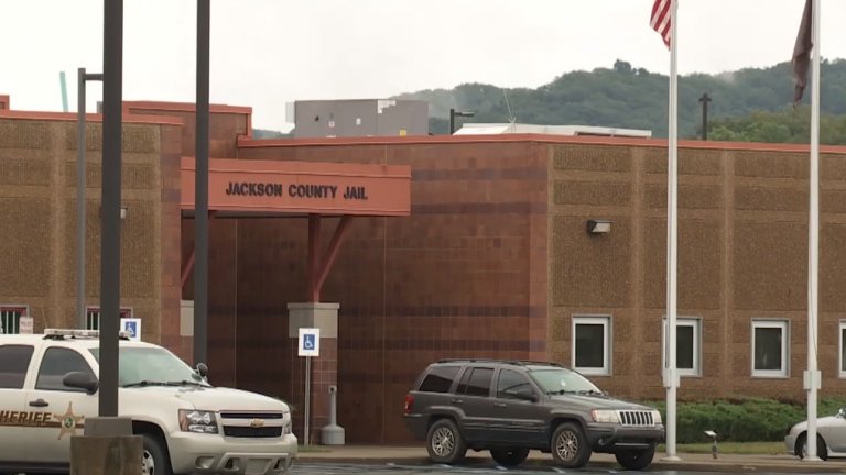 Млада майка е арестувана за кражба, а загива трагично при неясни обстоятелства