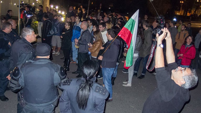 Полиция спаси Станишев от народната любов
