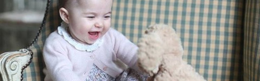 Шарлот се забавлява с плюшена играчка.