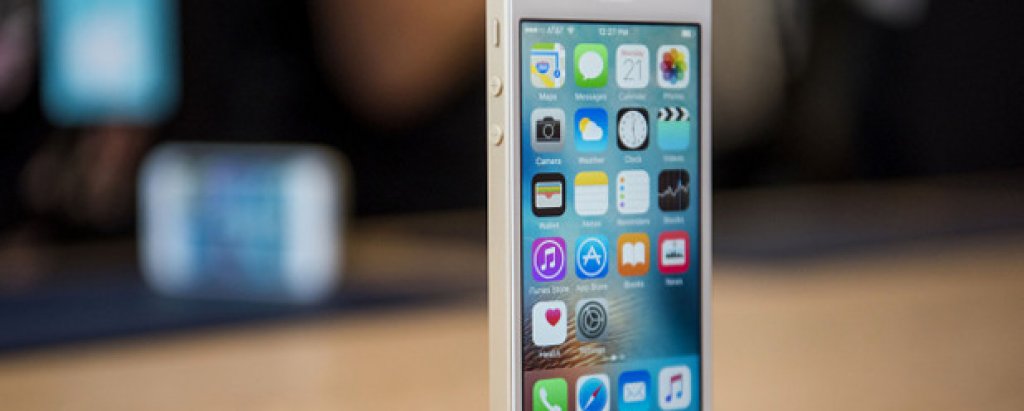 iPhone SE 
Това за момента е единственият бюджетен избор за феновете на Apple. Ако можете да преглътнете вече остарелия дизайн, iPhone SE е телефон, който се представя на ниво въпреки (или може би точно заради) своя двегодишен A9-процесор. Неговият компактен размер от 4 инча го прави добра опция за тези, които предпочитат по-малки устройства. Плюс това Apple наскоро удвоиха паметта на SE, което е допълнителен бонус. Ще харесате и 12-мегапикселовата задна камера, която предлага ярки цветове и чисти детайли, но 1,2-мегапикселовата предна камера ще разочарова любителите на селфита.Цена в брой, без абонамент