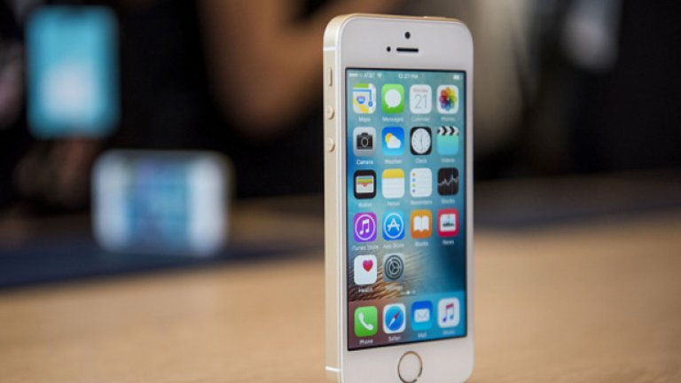 iPhone SE 
Това за момента е единственият бюджетен избор за феновете на Apple. Ако можете да преглътнете вече остарелия дизайн, iPhone SE е телефон, който се представя на ниво въпреки (или може би точно заради) своя двегодишен A9-процесор. Неговият компактен размер от 4 инча го прави добра опция за тези, които предпочитат по-малки устройства. Плюс това Apple наскоро удвоиха паметта на SE, което е допълнителен бонус. Ще харесате и 12-мегапикселовата задна камера, която предлага ярки цветове и чисти детайли, но 1,2-мегапикселовата предна камера ще разочарова любителите на селфита.Цена в брой, без абонамент