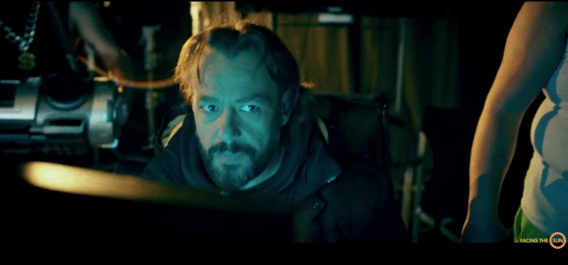 Люси Иларионов играе сам себе си като режисьор на клипа, който се "снима" във видеото на "Браво". Той е познат като режисьор и продуцент на безброй чалга клипове. 