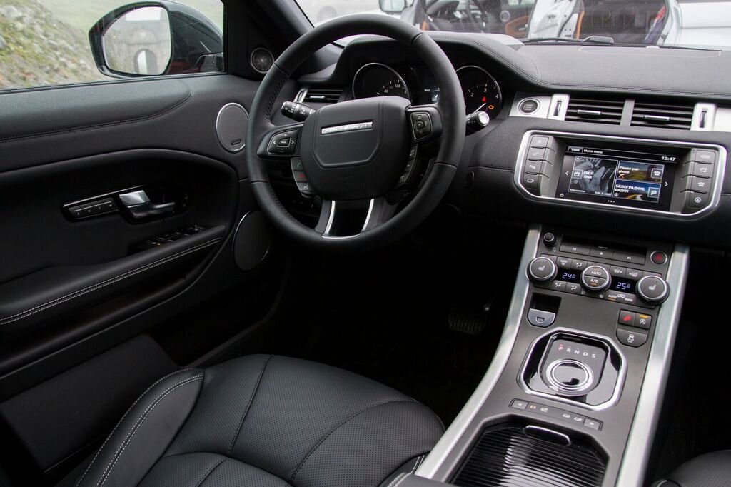 Гамата от подобрения в модела Range Rover Evoque включва поредица от нови функции за удобство, а изцяло новата информационно-развлекателна система, снабдена с 8-инчов InControlTM Touch сензорен екран, предоставя по-интуитивно изживяване
