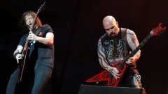 Slayer излизат на сцената и без обяснения забиват World Painted Blood, Psychopaty Red и War Ensemble