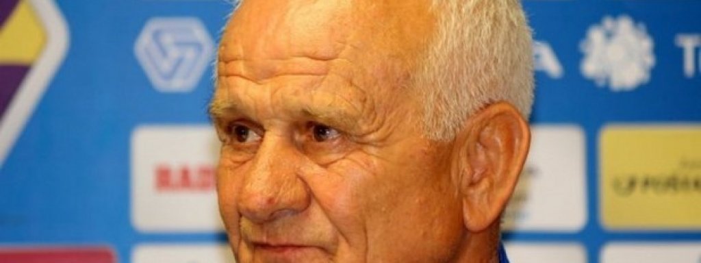 Дядо Люпко – шах, ракия и още нещо
Футболът ни не прощава дори и на печелил Купата на европейските шампиони специалист като Люпко Петрович. Като треньор той извежда Левски до първото място в „А” група през 2001 г. Но в Шампионската лига хората на Петрович се спъват точно пред прага на груповата фаза. След загуба с 1:2 срещу Галатасарай, на реванша в София сините стигат само до равенство 1:1. Налага се да бъде намерен виновник, който няма как да е спортният директор Наско Сираков. Затова най-подходящ се оказва сърбинът. За да го разкарат по-безболезнено, от „Герена” разпространяват слух, че дядо Люпко съвсем е зарязал отбора и го е ударил на живот – играел по цял ден шах, сръбвал ракия, че дори и се зазяпвал по млади девойчета. Възмутен, Петрович си подава оставката.
По-късно четири пъти води Литекс, като през лятото на 2015 г. го отстраняват по твърде безцеремонен начин, за да отстъпи мястото си на румънеца Лауренциу Регенкампф. Връща се само след няколко месеца, за да изправи рухналия ловешкия тим на крака. Точно тогава идва прекратения мач срещу Левски на „Герена”, след който Литекс е изваден от „А” група, а Петрович напуска.
Поема Левски през пролетта на миналата година. Заради неразбориите на „Герена” обаче си тръгва точно преди мача с Берое. От клуба го обявяват за дезертьор в декларация, съдържаща цели десет точки. Самозвани треньори после намилат по медиите, че от Люпко нищо не става, понеже играел прекалено защитно – с десет души зад центъра.