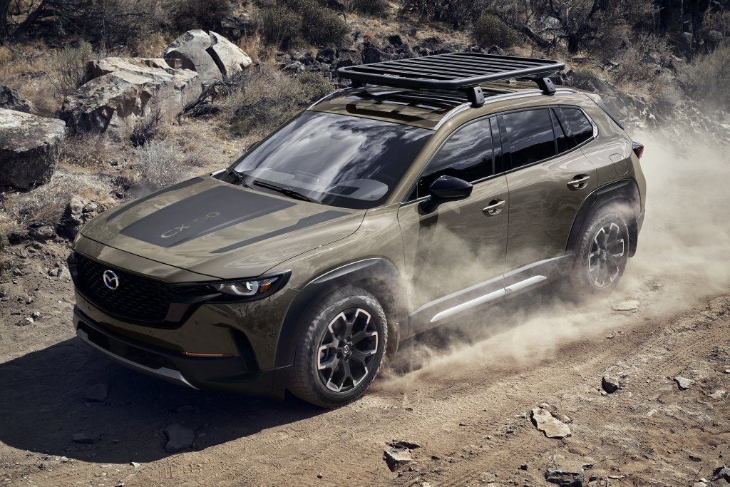 Mazda CX-50Mazda внимателно слуша потребителите си и техните оплаквания. Затова новата версия на легендата Mazda CX-5 е с разширено купе и повече пространство не само за краката, но и над главите на пасажерите. Дори вратите вече са по-широки с няколко сантиметра, за да се чувстват всички удобно.