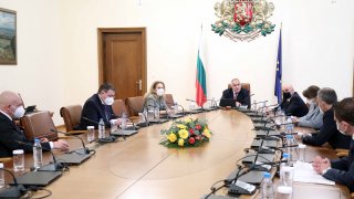 Трайната тенденция за спад в заразените позволява учениците да започнат присъствена форма на обучение от 4 февруари