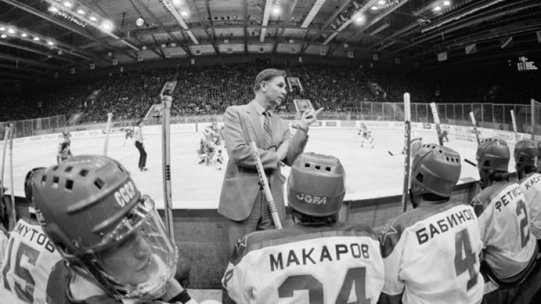 Тихонов и звездите на СССР - гледка, която не може да бъде сбъркана от фен на хокея. С номер 24 е вероятно най-великият му възпитаник - Сергей Макаров.