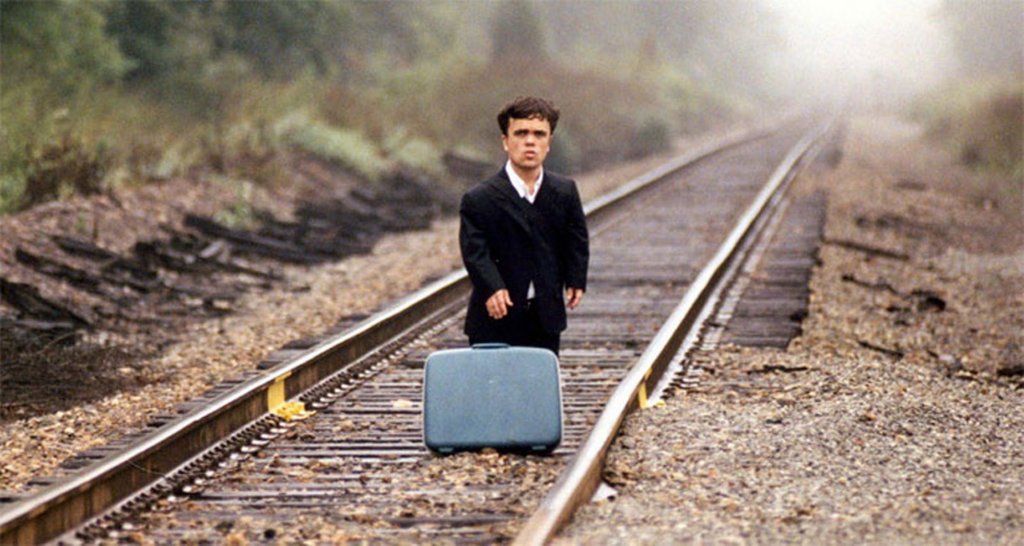 "The Station Agent" (2003) 
Един ден на Финбар Макбрайд му идва до гуша и отива да живее в изоставена железопътна гара. Докато гледа влаковете и се среща с местни, животът му бавно се оправя. 