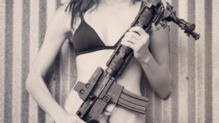 Ловджийката Кристен ОтеаКристен Отеа е от Тексас и обича две много различни неща. Първото е модата като от години 25-годишна работи като модел и е лице на различни международни марки. Но когато не е на подиума и се връща вкъщи в Сан Антонио, Кристен обича да ходи на лов с баща си и да му помага да препарира животни.