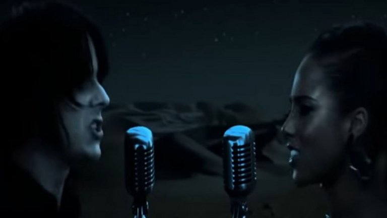 Jack White и Alicia Keys – Another Way To Die
Уайт е особен талант. Говорим за човек, който може да накара китарата си да звучи като развален матричен принтер, но въпреки това ти е кеф да я слушаш. Тази му колаборация с R`n`B изпълнителката Алиша Кийс може и да не е най-добре приетата песен към филм за Бонд в историята, но е интересна сама по себе си. Записана е за "Спектър на утехата" от 2008-а с Даниъл Крейг.