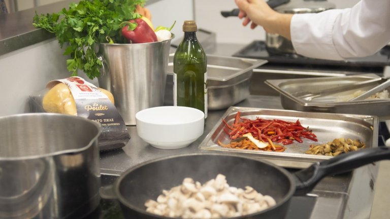 3. Загряваме голям тиган с дебело дъно на максимално, тиганът трябва да пуши.
• Добавяме олио или зехтин и даваме хубав, дълбок цвят на пилето. След като добие желания дълбоко златист цвят, вадим пилето на студена чиния.
• Изчакваме тигана да загрее отново и добавяме:
- Гъбите, които сотираме до златисто и вадим след това;
- Морковите, които сотираме бързо и вадим след това;
- Чушките сотираме бързо, към тях добавяме лука и запържваме на силен огън;
- Тук може да добавите и стълбчетата на магданоза, нарязани на ситно (не ги хвърляйте, ценни са);
Chefs Tip: Не слагайте много неща в тигана, трябва да "диша", да има пространство, в противен случай не давате цвят, а варите.