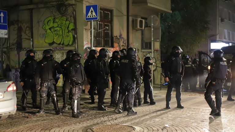 Погром в София: Протестът срещу БФС ескалира - бой, водни оръдия и запалени коли