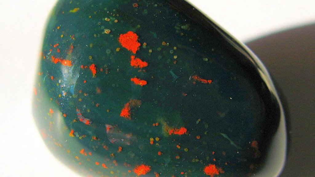 1181px-Quarz_-_Heliotrop_(Blutjaspis)