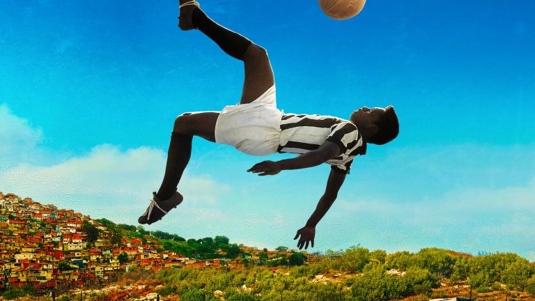 Pelé: Birth of a Legend (2016)
Не може да говорим за футбол, без да говорим за Пеле - големият бразилски гений на зеления килим. А когато говорим за футболни филми, задължително трябва да споменем Pelé: Birth of a Legend.

Историята проследява метеорния възход на легендата от бедните квартали на Сао Пауло до момента, в който едва 17-годишен извежда Бразилия до първата ѝ световна титла. Препоръчваме ви го, защото това не е поредната спортна хроника, а невероятно вдъхновяваща история за вярата и раждането на един истински Крал.