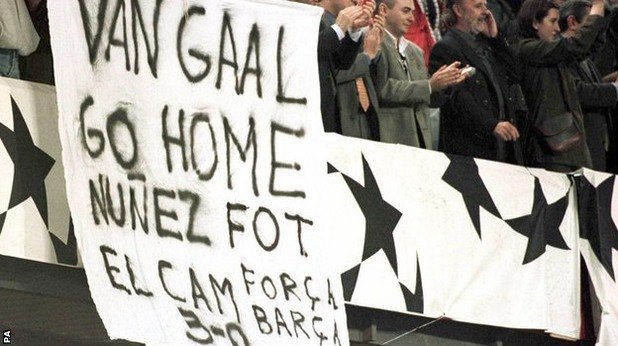 През 2000 година каталунските фенове държат Ван Гаал да бъде изгонен