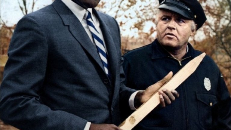 9. Сидни Поатие и Род Стайгър – "Среднощна жега"   История от малко градче в Мисисипи, "Среднощна жега" е криминале с язвителен поглед към расизма в далечния Юг. Сидни Поатие играе ролята на Върджил Тибс, блестящ детектив от Филаделфия, който се оказва замесен в разследване на убийство, докато преминава през градчето Спарта.
Една от най-известните и добре изиграни сцени в този награден с "Оскар" филм се случва в местното полицейско отделение, където Върджил опровергава участието на заподозрян в престъплението чрез рационална логика. Това вбесява местния шеф на полицията Бил Гилеспи (Род Стайгър), който демонстрира неуважение към Върджил пред други полицаи.
 В рамките на сцената, Поатие присъства с достойна интелигентност и търпение, докато Стайгър прекрачва границата на приемливото. Върджил демонстрира сдържан гняв, поставяйки полицаите на място, напомняйки им: “Наричат ме г-н Тибс” – една от първите стъпки, които Върджил трябва да предприеме, за да спечели уважението на местната полиция, въпреки по-високата си интелигентност, социален статус и цивилизовано поведение