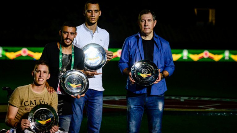 Рафаел Хензел (вдясно, със синята риза) с тримата оцелели футболисти от отбора на Чапекоензе след катастрофата