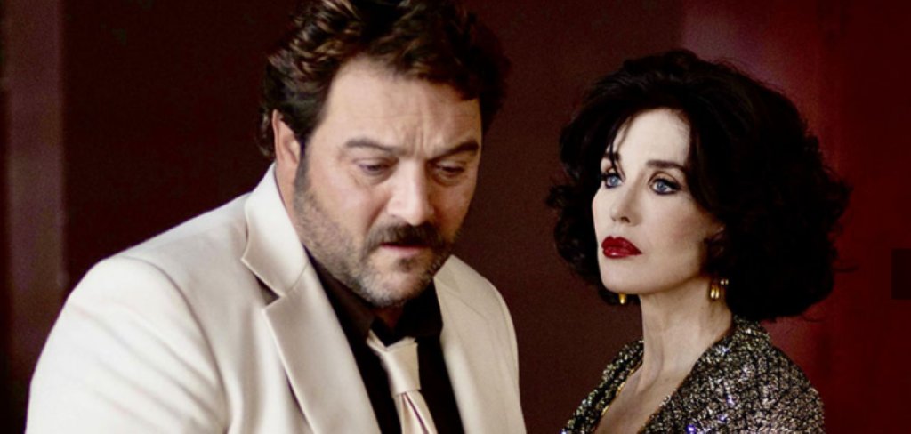 “Петер Фон Кант”
Филмът е интерпретация на шедьовъра „Горчивите сълзи на Петра фон Кант“ от 1972 г. на Райнер Фасбиндер. Новата версия е режисирана от Франсоа Озон, който представя изкуството и любовта като неразривно свързани житейски елементи. Превръщайки героинята Петра фон Кант в мъж, при това кинорежисьор, Озон отдава почит на Фасбиндер и неговият талант като актьор и режисьор.