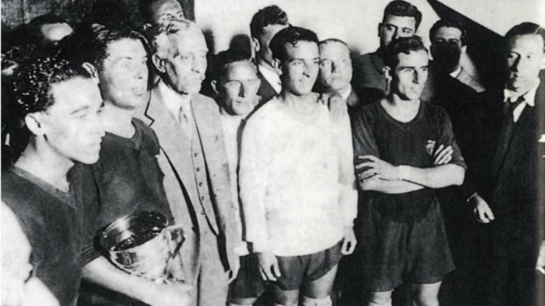 „Mes que un club“
Това е девизът на футболния клуб Барселона, изписан на местния език – „Повече от клуб“. Още от създаването си през 1899 г. от Жоан Гампер, този отбор винаги е бил символ на националната каталунска индентичност. И често пъти инструмент в ръцете на политиците.  
Тази тенденция се засилва още в началото на 30-те години, когато е обявена Втората испанска република, а крал Алхфонсо ХIII напуска страната след изборната победа на републиканците. Мачовете стават колкото по футбол, толкова и по политика. След всяка победа на Барселона се чуват призиви за социални, политически и културни реформи. В член №1 на устава на клуба е записано, че той е не само спортна, но и културна организация. Под формата  на създадения Комитет за култура във футболния отбор се лансират и чисто политически идеи. Тази тенденция се засилва още повече през 1935 г., когато за президент на Барса е избран Жосеп Суньол, отявлен проповедник на каталунския национализъм.