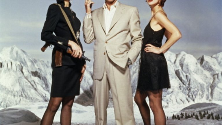 Пиърс Броснан като Джеймс Бонд със своите момичета в "Златното око". От ляво е актрисата Фамке Янсен, а от дясно - Изабела Скорупко, 1995-та