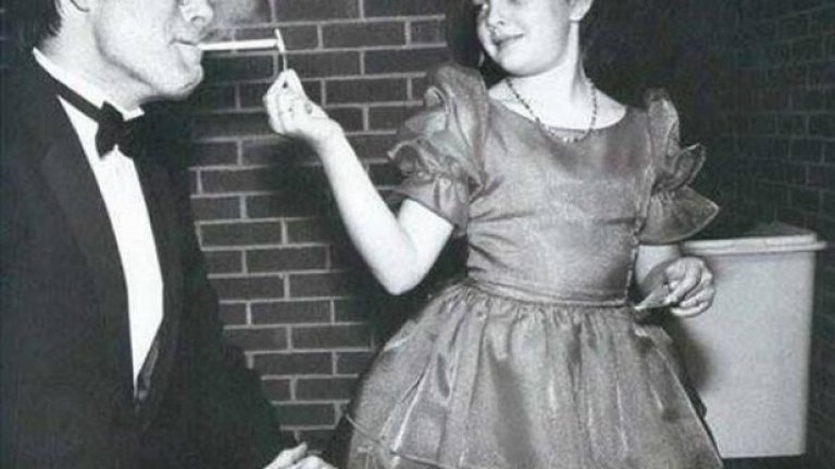 Малката Дрю Баримор подава огънче на писателя Стивън Кинг, 80-те години