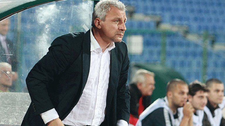 И треньор с модерно мислене като Павел Дочев не успява да извади ЦСКА от спиралата