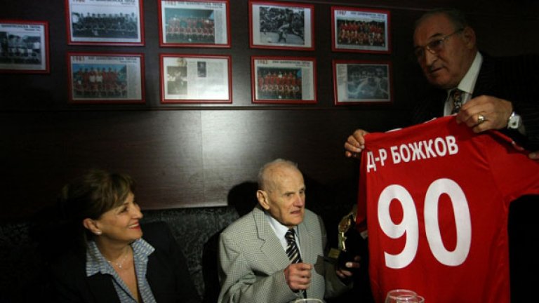 Димитър Пенев връчи от името на ЦСКА фланелката за 90-годишнината на Стефан Божков (в средата) през септември 2013-а.