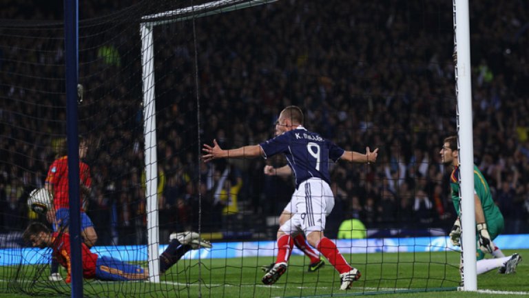 Шотландците се нуждаят от пълен успех срещу европейския и световен шампион Испания, за да запазят второто си място в група "I"...