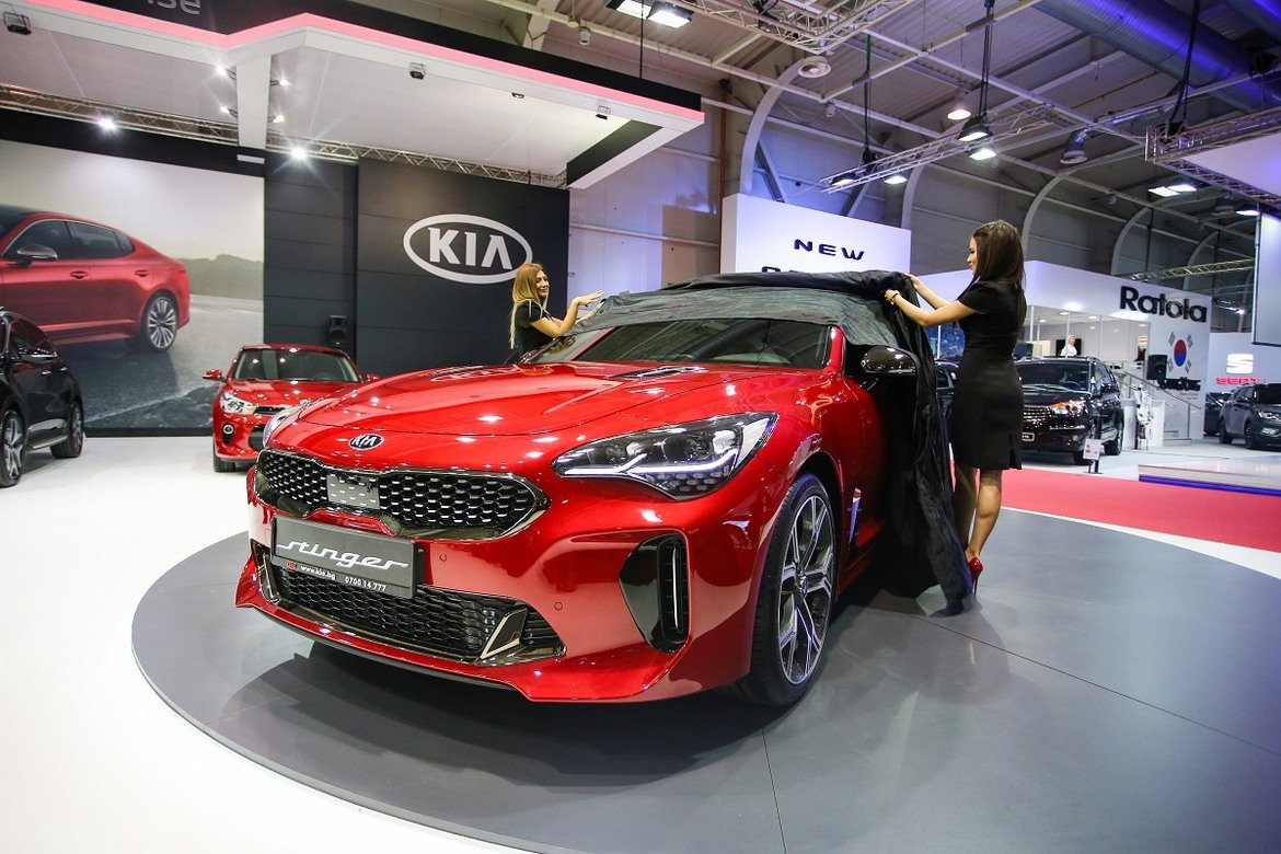  KIA Stinger - най-мощният и най-луксозен автомобил в историята на

корейския бранд. Това е автентичен грандтурер, автомобил за вълнуващи пътувания

на дълги разстояния. Спортен седан, при който високата ефективност и динамично

съвършенство са в унисон с впечатляващ дизайн. Купето осигурява необходимото

пространство за максимално удоволствие от шофирането, като в същото време

изкушава пътниците с несравним лукс и комфорт.