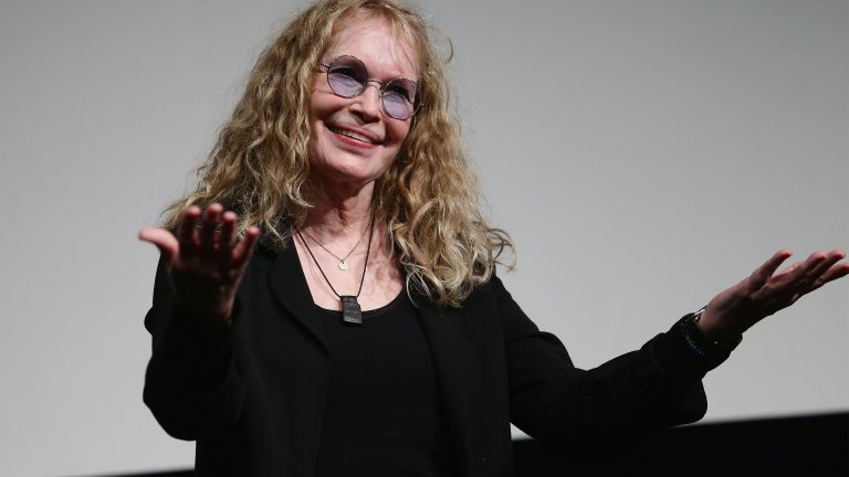 Може би най-прекалилата с децата знаменитост е Миа Фароу. Тя има общо 14 деца, 12 от които са живи и две са починали. Светът беше свидетел на шумния й развод с Уди Алън, който имаше връзка с една от осиновените им дъщери, Сун-И.