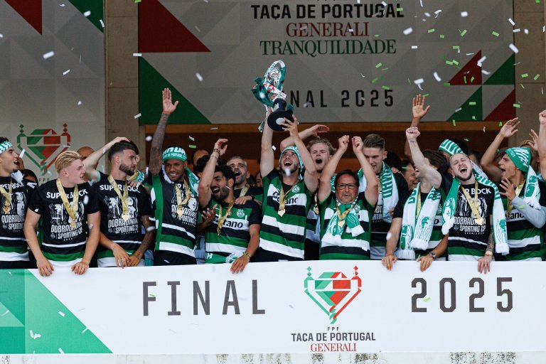 Играчите на Sporting CP празнуват спечелването на Taça de Portugal (Купата на Португалия) за 2025 г.