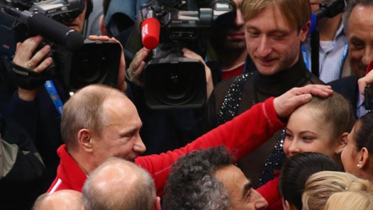 Дори Путин слезе от ложите, за да поздрави малката героиня на руския тим.