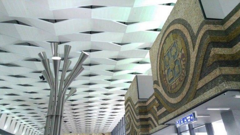Покривната конструкция и лампи в стил "Гауди"