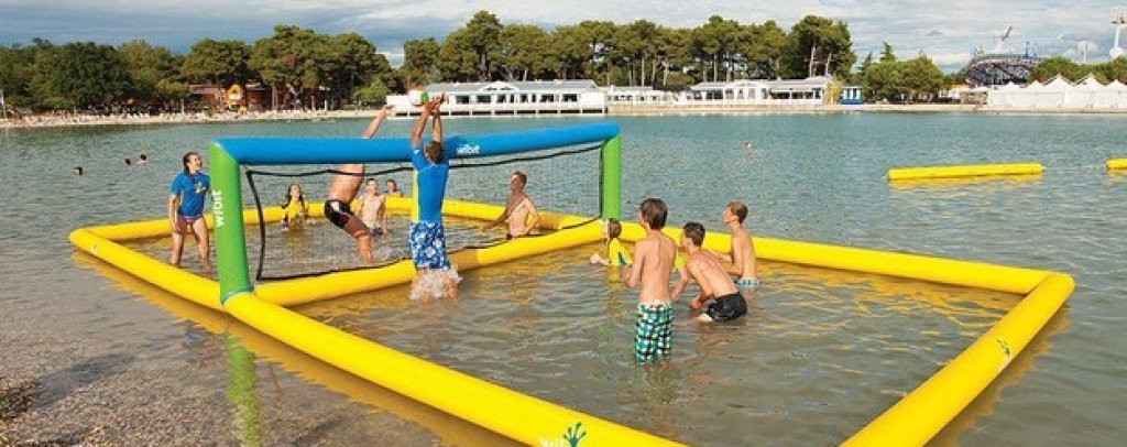 Надуваемо игрище за волейбол. Само някой да не скочи много рязко и водата да му повлече плувките. 