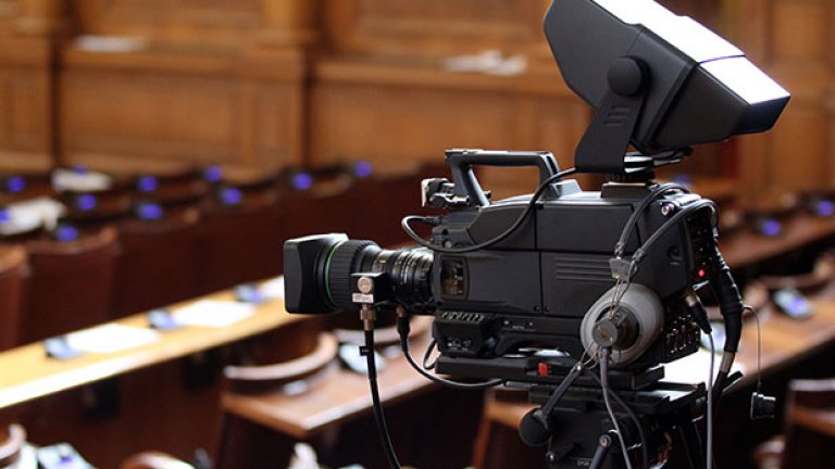 След цял месец "конструктивен диалог" и "национално-отговорен наратив", депутатите върнаха дебатите по избора на новото правителство към доброто старо време, веднага щом се включиха камерите на националните телевизии. 