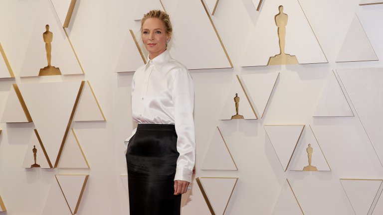 Ума ТърманТя също избра нестандартна комбинация между бяла риза и черна пола, вместо класическото „дълга рокля с гол гръб“. Актрисата прекрасно знае, че не ѝ трябва много, за да се открои и да изглежда зашеметяващо, а тоалетът ѝ е дело на Bottega Veneta.