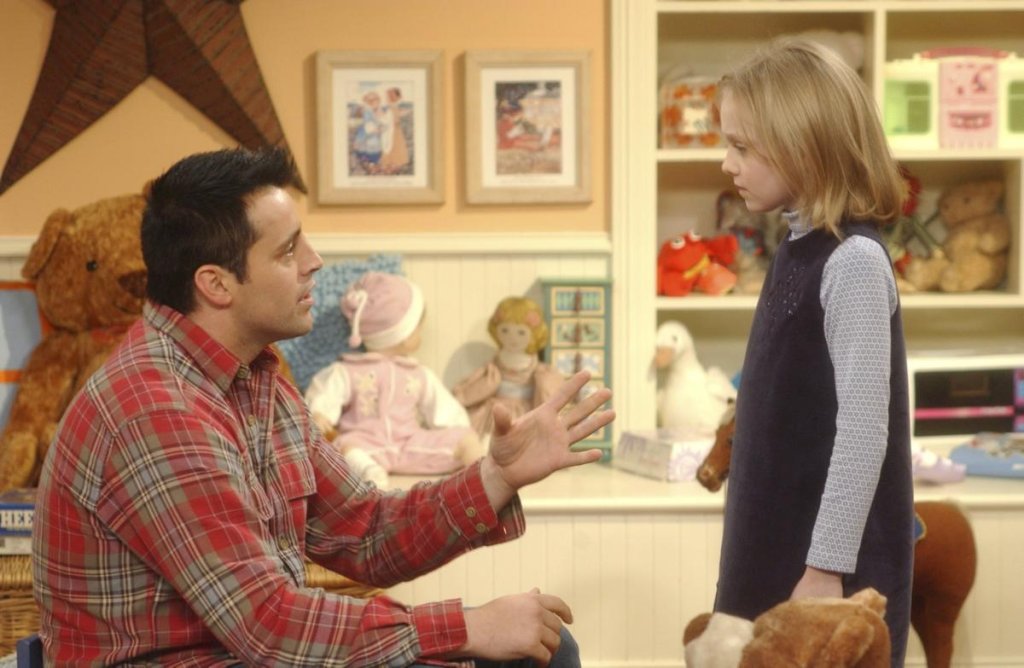 Дакота Фанинг
Дакота Фанинг е момичето, с което Джоуи се сприятелява и приема съвети в самия край на сериала. Джоуи се опитва отчаяно да намери нещо гнило с новата къща на Моника и Чандлър, а Фанинг играе момичето, чиито родители про