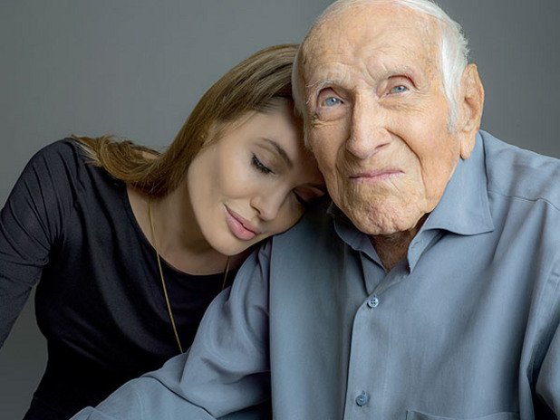 Режисьорът на филма Анджелина Джоли с истинския Луис Замперини. Ветеранът почина през юли 2014 г. на 97-годишна възраст - точно след заснемането на "Несломим".