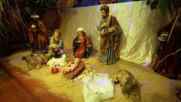 Исус е роден през 0 г.? 
Цезар е убит през 44 г. преди Христа, Колумб открива Америка през 1492 г. след Христа, Втората световна война приключва през 1945 г. - днес датираме всяко историческо събитие според това дали се е случило преди или след рождението на Исус Христос. 
Онези, които не желаят да се съобразяват с религиозното летоброене, казват "преди" или "след новата ера". Датирането обаче си остава същото. 
Звучи просто и логично, но всъщност не е вярно. Да започнем с факта, че Исус не се е родил през "нулевата година", както вероятно би следвало от този принцип. 
Защото римляните не са познавали числото "нула". Монахът Дионисий Ексигус, който е основателят на християнското летоброене, уточнява, че годината на раждането на Исус е 1 г. Така се оказва, че първата година преди рождението на Христа е последвана непосредствено от първата година след рождението на Христа...
Проблемите с летоброенето обаче продължават. Много е вероятно Исус да не се е родил тогава, когато църквата смята. Днес се знае, че Дионисий е направил грешка с отклонение от няколко години - обяснимо, след като монахът е живял столетия след Христос, за чието рождение има съвсем бегли данни. 
Единствените източници, които дават по-точна представа за датата на рождеството, са Евангелията. Но и в тях информацията е неточна и противоречива. Евангелието на Матей казва, че Исус се е родил преди смъртта на цар Ирод Велики. Според днешните данни, обаче, Ирод умира още през 4 г. пр. Хр. 
Евангелието на Лука споменава, че когато Христос е бил на шест години, сирийският управник Квириний е проведел всенародно преброяване. Съвременната наука обаче смята, че това е твърде късно датиране. Днес повечето историци смятат, че историческата личност Исус се е родил между 7 и 4 година "преди Христа".