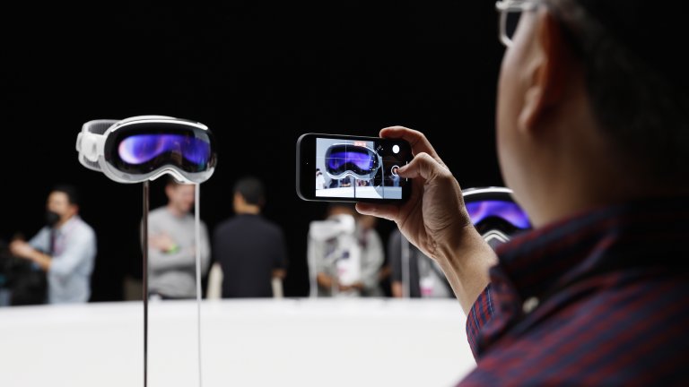 Apple Vision Pro - премиум очила за VR
