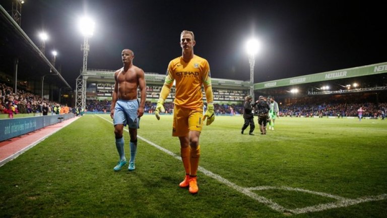 6 април. Сити вече и на теория не може да стигне Челси, след като пада с 1:2 на терена на Кристъл Палас. Венсан Компани и Джо Харт се прибират към съблекалните с усещането, че сезонът е провал.