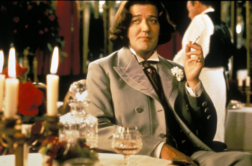 \"Уайлд\" (Wilde, 1997)  
биографичният филм за един от най-обичаните британски гении, Оскар Уайлд, е пример не само за добро кино. Това, което е интересно в него, е едно от типичните проявления на аристокрацията – лицемерието. Двойният стандарт. Ист