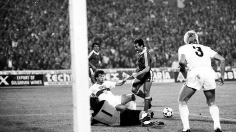 Левски - Щутгарт 1:0, 1983 г.
С победен гол на Мишо Вълчев в последните секунди Левски елиминира германците в Купата на УЕФА. Мачът е исторически, защото гостите са страхотен отбор, който печели титлата в края на сезона.
Година по-късно Левски елиминира отново Щутгарт, но този път с два равни мача - 1:1 и 2:2.