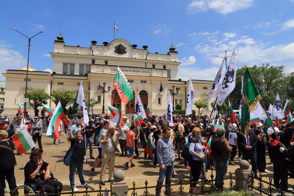 "Възраждане" и "Левицата" на протест срещу правителството в София